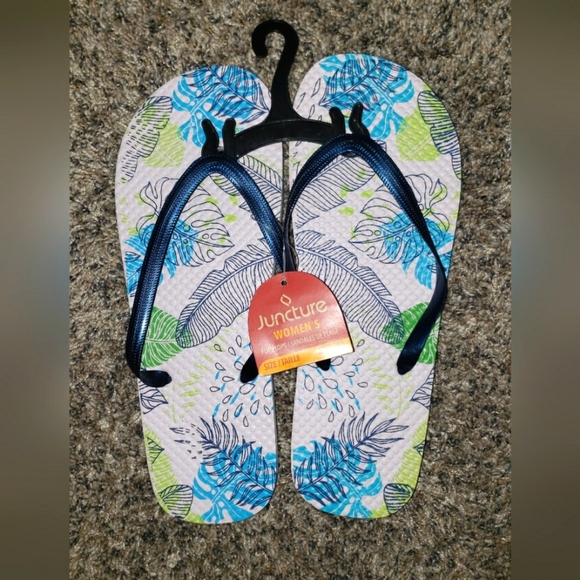 Juncture| NWT| Women's Flip Flops with Leaf Floral Print - Picture 1 of 4